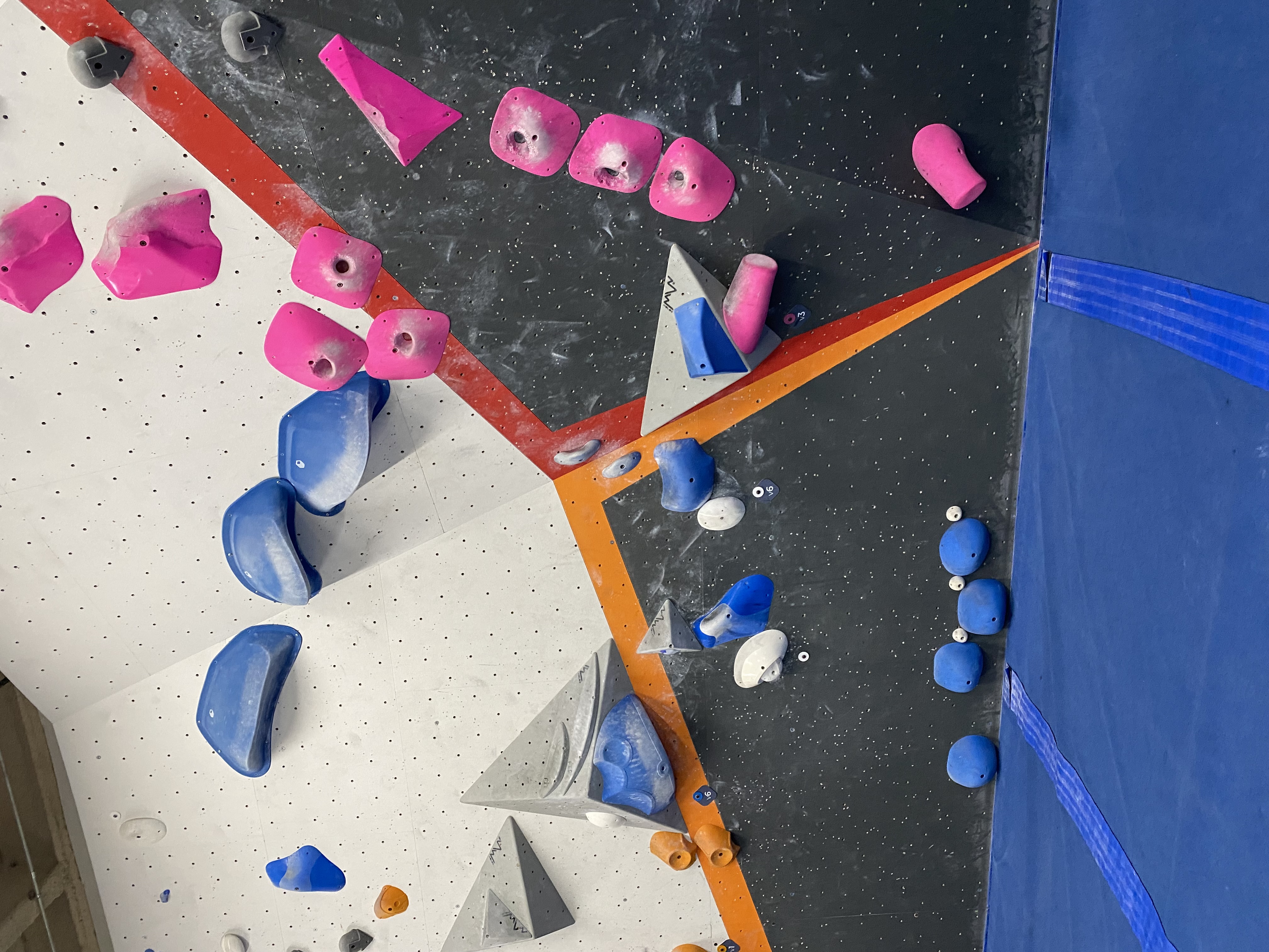 a footwork-heavy bouldering route with two long horizontal sections & a focus on using your arms to push down